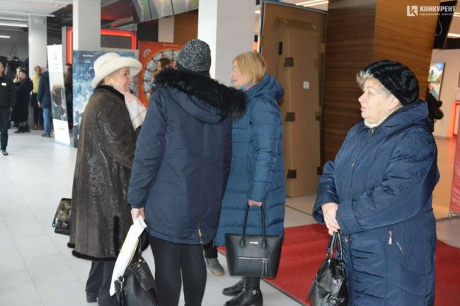 Луцькі пенсіонери безкоштовно дивилися виставу студії-театру «ГаРмИдЕр». ФОТО