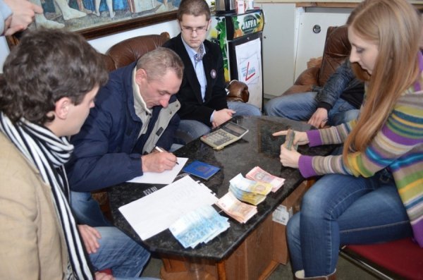 Під час концерту «Кому Вниз» зібрали понад 12 тисяч гривень. ФОТО