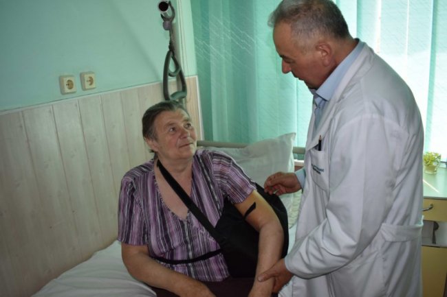 На Волині лікарі відновили жінці нерухому руку, яка не давала їй нормально жити 10 років