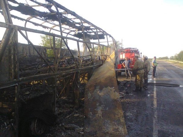 На Запоріжжі на трасі згорів дотла двоповерховий автобус. ФОТО