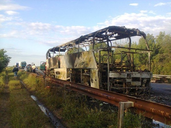 На Запоріжжі на трасі згорів дотла двоповерховий автобус. ФОТО