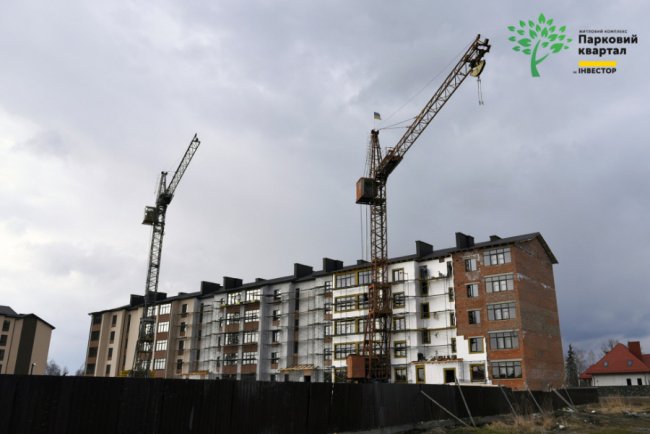 У другому будинку ЖК «Парковий квартал» у Ковелі завершують утеплювати фасад. ФОТО*