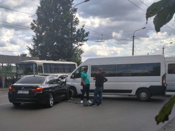 У Луцьку – ДТП за участю елітної іномарки і буса. ФОТО