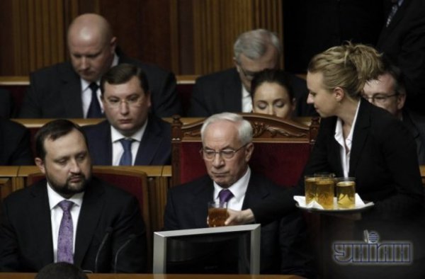 Як Азаров залишився прем'єром. ФОТО