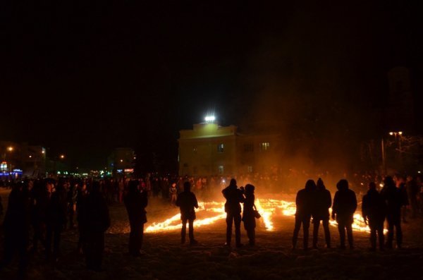 У центрі Луцька на честь Героїв Крут палав тризуб. ФОТО. ВІДЕО
