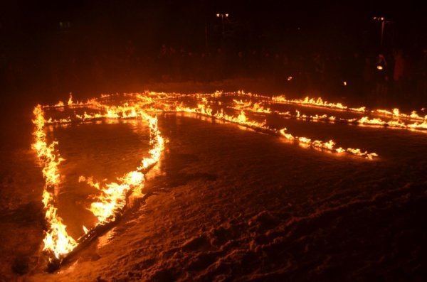 У центрі Луцька на честь Героїв Крут палав тризуб. ФОТО. ВІДЕО