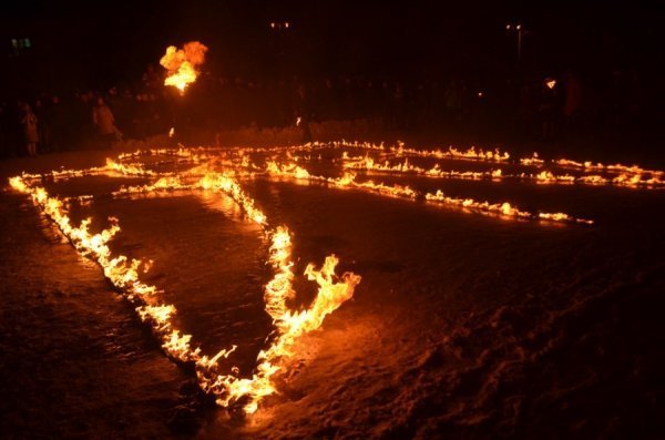 У центрі Луцька на честь Героїв Крут палав тризуб. ФОТО. ВІДЕО