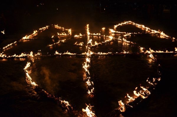 У центрі Луцька на честь Героїв Крут палав тризуб. ФОТО. ВІДЕО