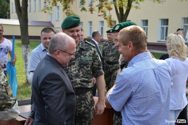 Володимир Гунчик говорить із пркордонником, у якого теж прізвище Гунчик. Каже, що, можливо, далекі родичі