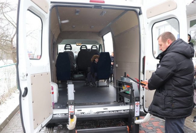 У місті на Волині інклюзивний центр отримав спецавтомобіль