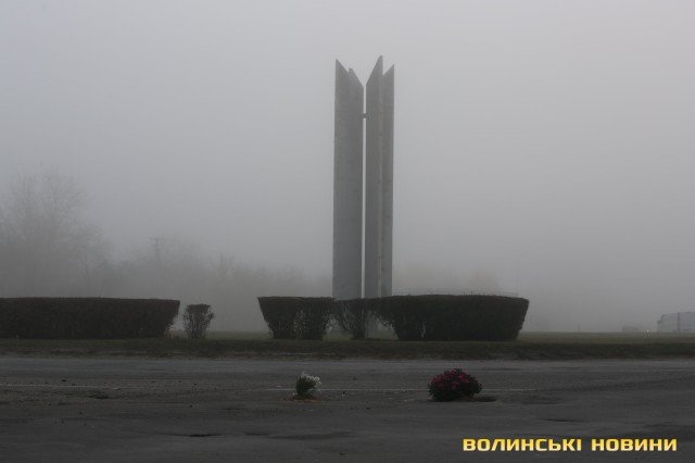 У Луцьку на «дубнівському кільці» у вибоїнах на дорозі висадили квіти