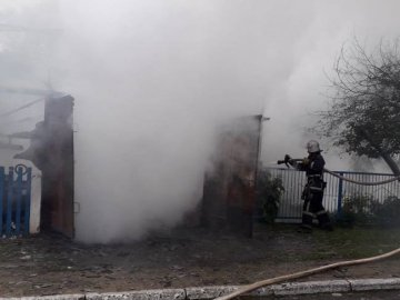 Пожежа у гаражі в Рожищі: через залишені балони ледь не сталось вибуху