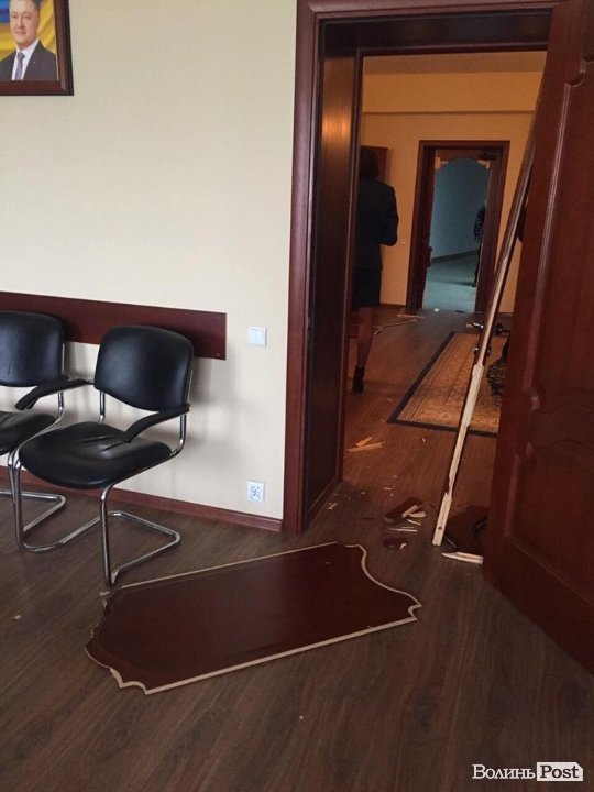 Розгром на Волинській митниці: протестувальники виламали двері. ФОТО 