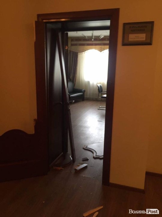 Розгром на Волинській митниці: протестувальники виламали двері. ФОТО 