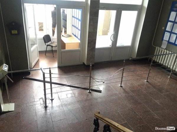 Розгром на Волинській митниці: протестувальники виламали двері. ФОТО 