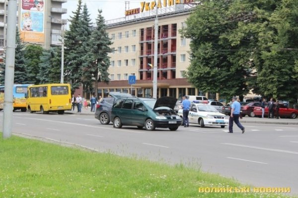 Аварія в Луцьку: в центрі не розминулися два авто. ФОТО
