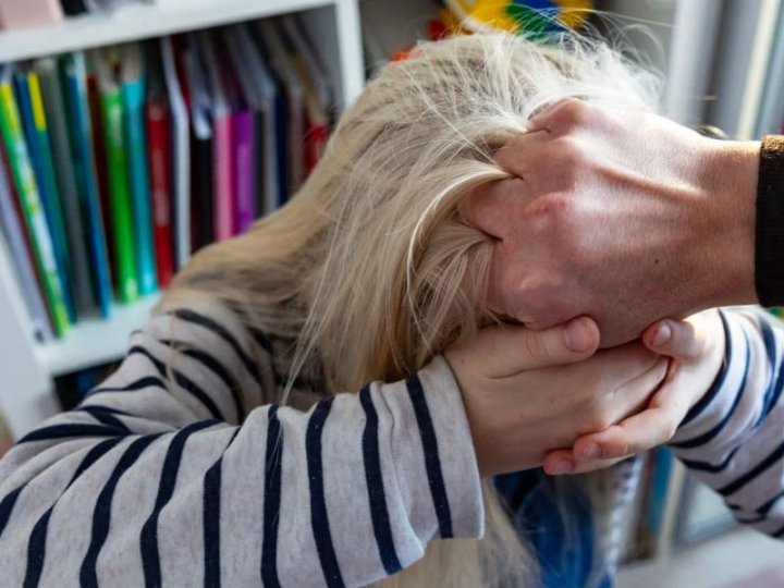 Вдарила, облаяла і вигнала з дому: на Волині судили матір за насилля над малолітньою донькою