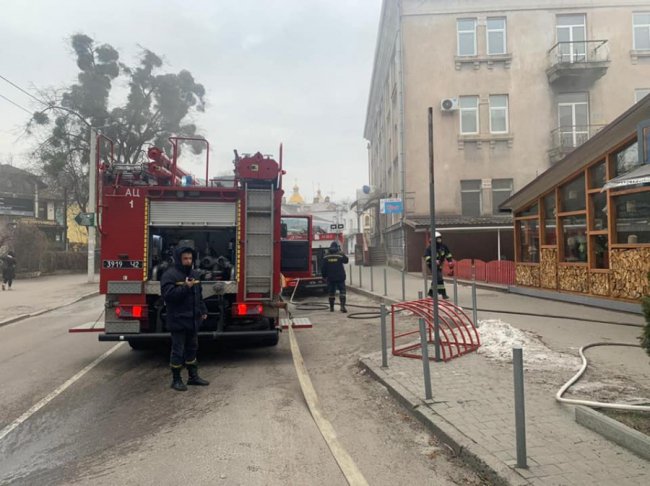 У центрі Рівного горів гриль-бар. ФОТО. ВІДЕО