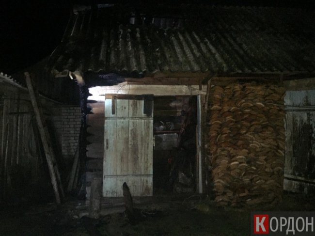 У селі на Волині через попіл у мішках горіла господарча споруда. ФОТО