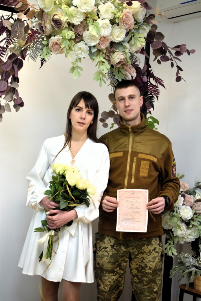 Приїхав у відпустку, щоб одружитися: у Луцьку на весільний рушник став воїн-захисник. ФОТО