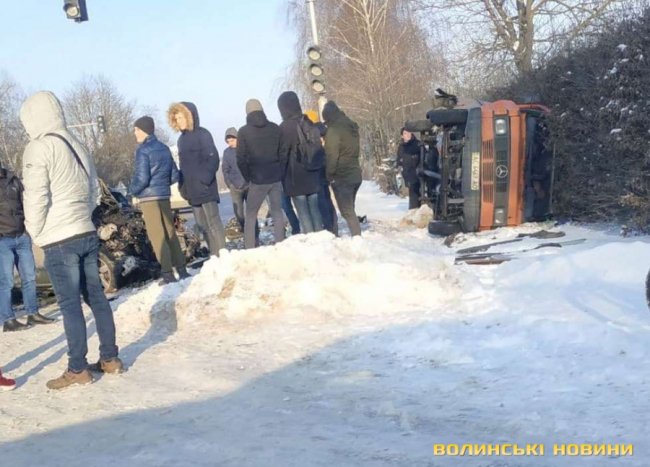 У Рованцях – аварія, бус перекинувся на бік. ФОТО