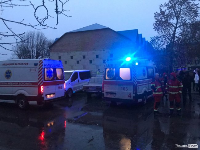 У Луцьку вогнеборці врятували з пожежі матір з немовлям. ФОТО