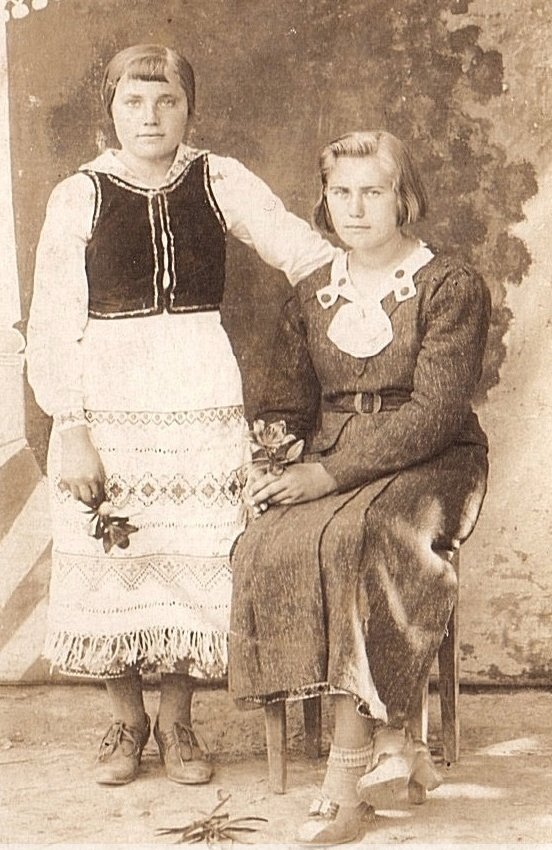 Волинянки на ретрофото часів першої половини XX століття