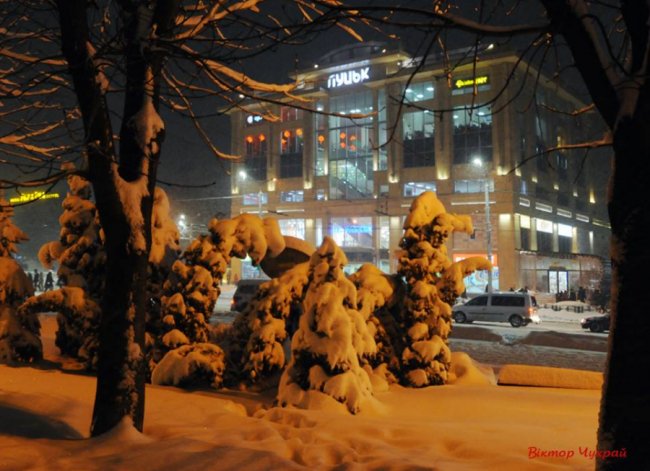 Казковий вечір засніженого Луцька. ФОТО