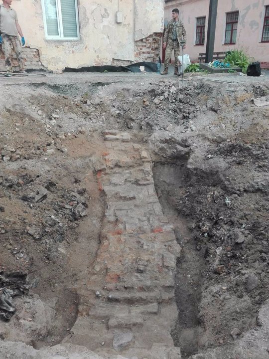 Розкопки масового захоронення розстріляних в'язнів у Луцьку завершили