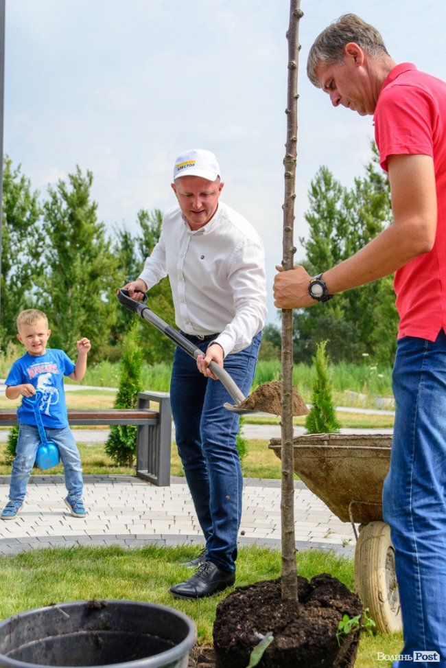 Як мешканці ЖК «Супернова» саджали клени і сакури разом з «Інвестором». ФОТО*