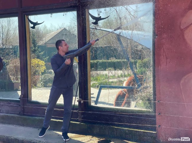 Луцький підприємець Андрій Соломін подарував зоопарку техніку Karcher