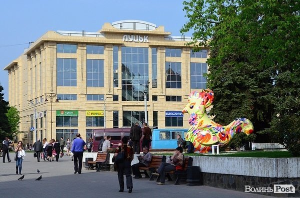 У центрі Луцька встановили диво-птаху. ФОТО