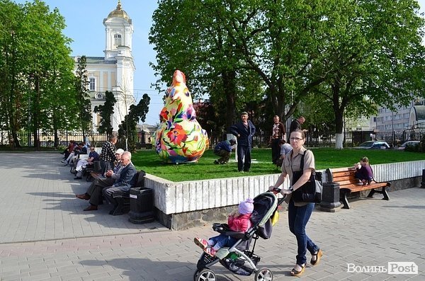 У центрі Луцька встановили диво-птаху. ФОТО