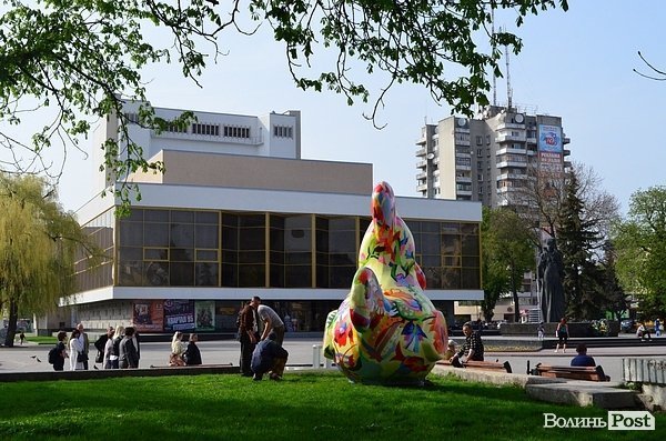 У центрі Луцька встановили диво-птаху. ФОТО