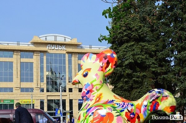 У центрі Луцька встановили диво-птаху. ФОТО