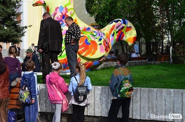 У центрі Луцька встановили диво-птаху. ФОТО