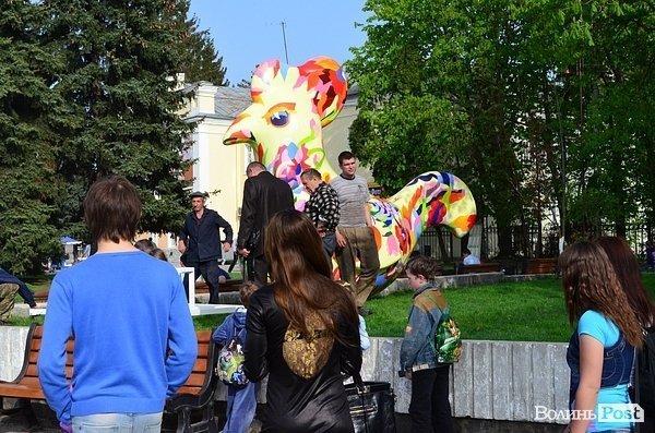 У центрі Луцька встановили диво-птаху. ФОТО
