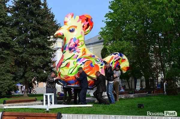 У центрі Луцька встановили диво-птаху. ФОТО