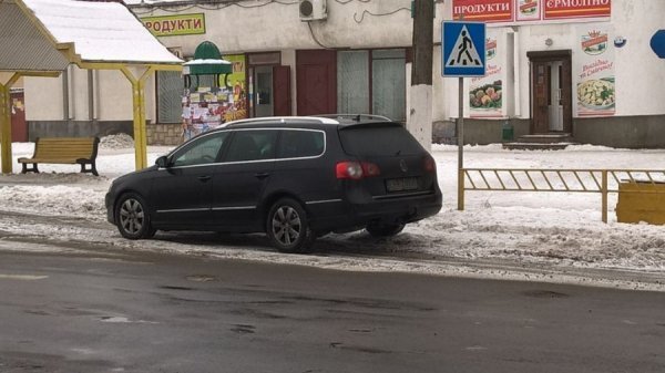 У Володимирі горе-водій припаркувався на переході