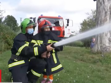 Хоче стати пожежницею: на Волині надзвичайники здійснили мрію хворої дівчинки. ВІДЕО