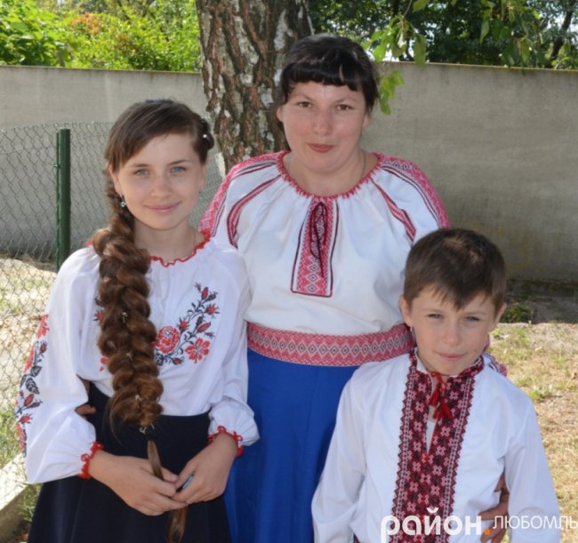 Волинська школярка відростила косу довжиною 65 сантиметрів. ФОТО