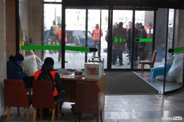 Волинська ОДА: ніч і ранок після штурму. ФОТО