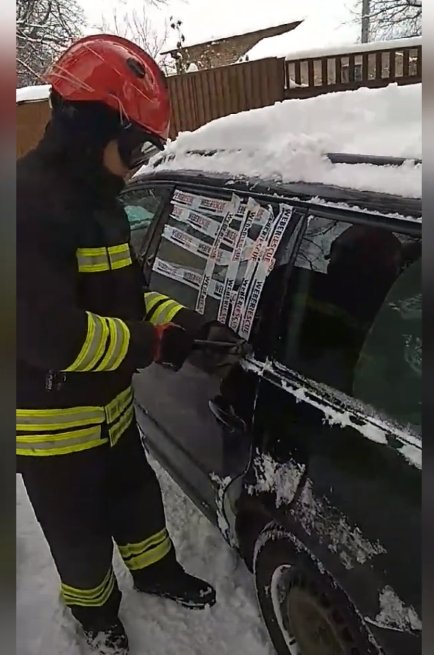 Вантажівки, авто пошти, маршрутки, шкільний автобус опинилися у сніговому полоні через негоду на Волині