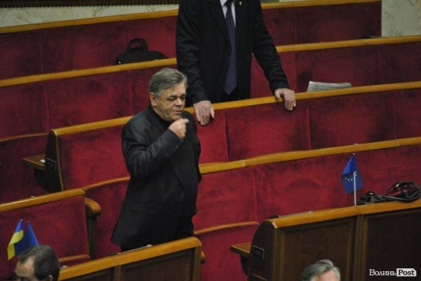 Волинський нардеп під час засідання їв горішки і длубався в зубах. ФОТО