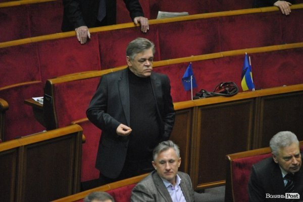 Волинський нардеп під час засідання їв горішки і длубався в зубах. ФОТО