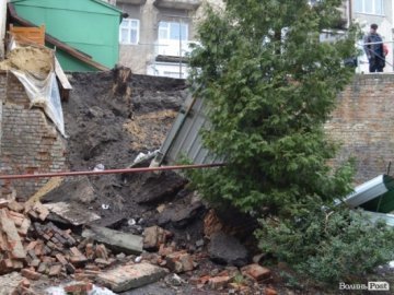 Зруйновані підпірні стіни в Луцьку ремонтуватимуть вручну 