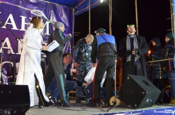 Щедрування на Євромайдані в Луцьку: фаєр-шоу, політичний вертеп і танці. ФОТО