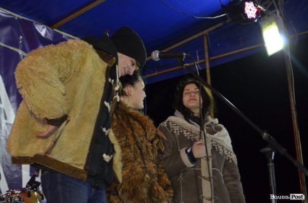 Щедрування на Євромайдані в Луцьку: фаєр-шоу, політичний вертеп і танці. ФОТО