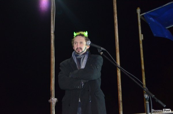 Щедрування на Євромайдані в Луцьку: фаєр-шоу, політичний вертеп і танці. ФОТО