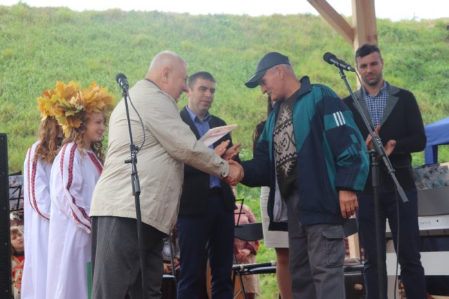 Найбільший різьблений трон: у Володимирі встановили рекорд України. ФОТО